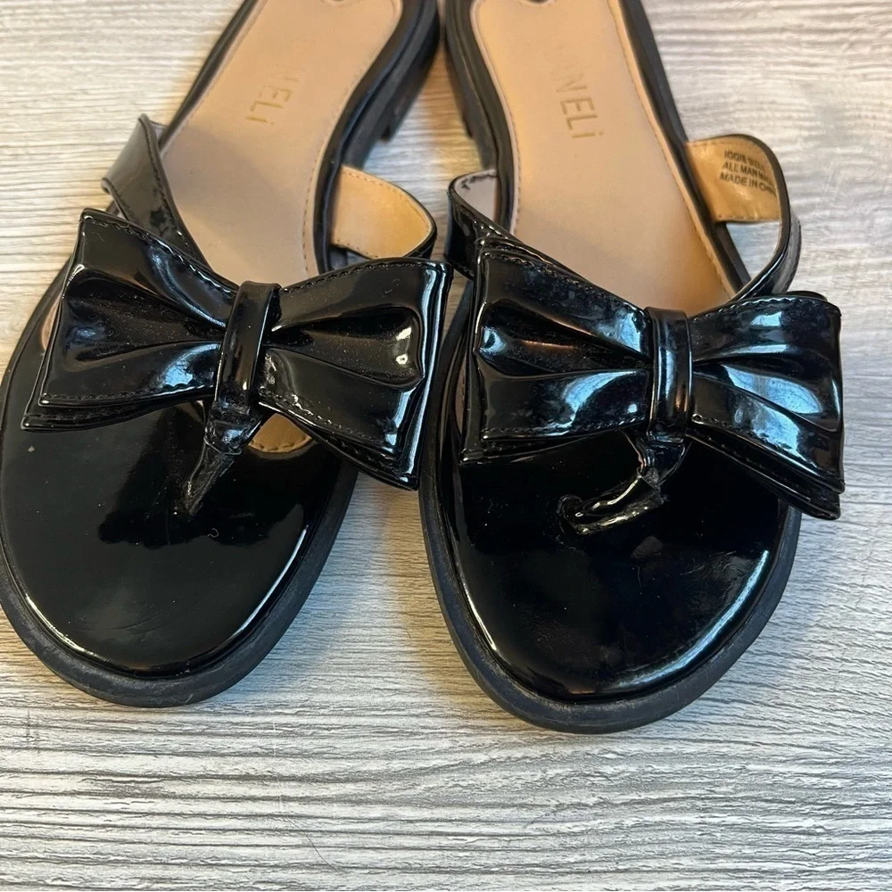 Woman’s Vaneli Iggie black patent bow toe thong sandal size 6
